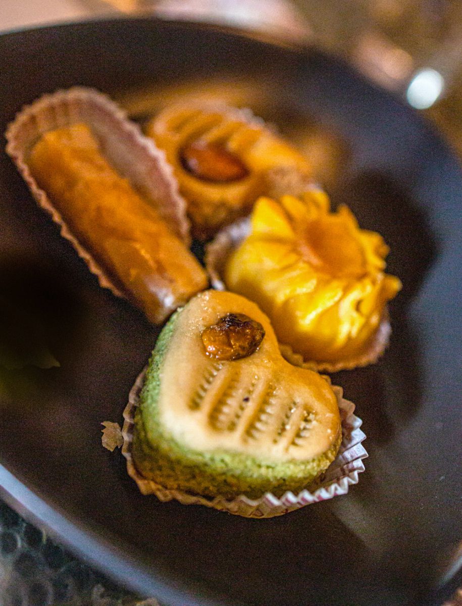 Ajouter — un plateau de pâtisseries oriental