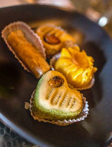 Ajouter — un plateau de pâtisseries oriental